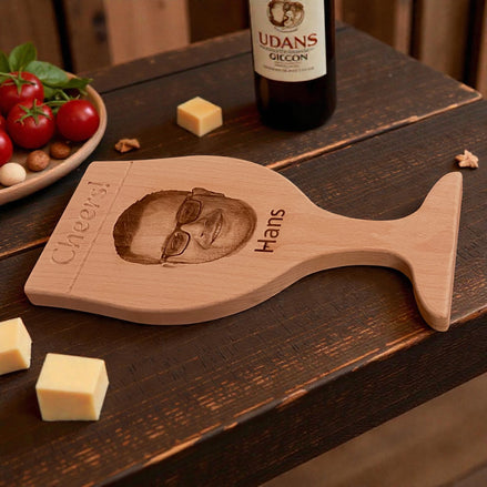 Hapjesplank met foto en tekst in de vorm van een speciaalbierglas