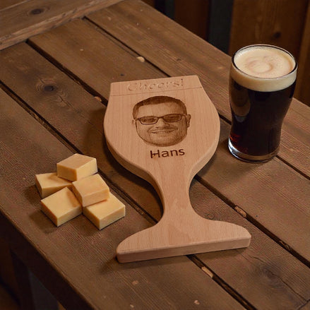 Borrelplank in de vorm van een speciaalbierglas met gravure
