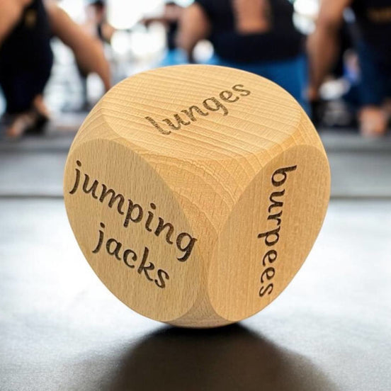 Grote massief beukenhouten dobbelsteen van 6 cm met gegraveerde zijden sport