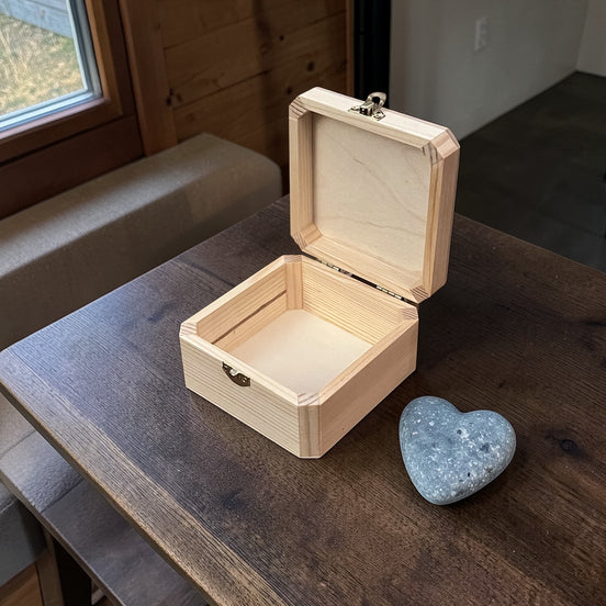 Houten cadeau kistje 10,5 x 10,5 x 6 cm. Deksel te voorzien van eigen tekst.