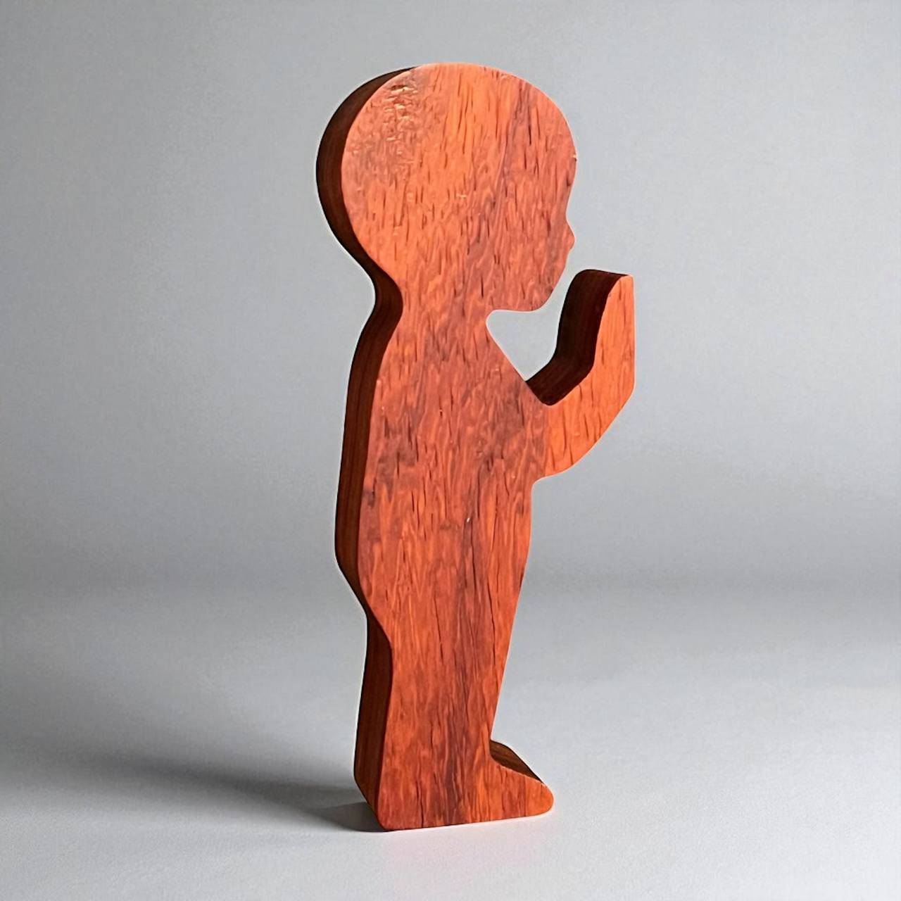 Silhouet poppetje padouk hout