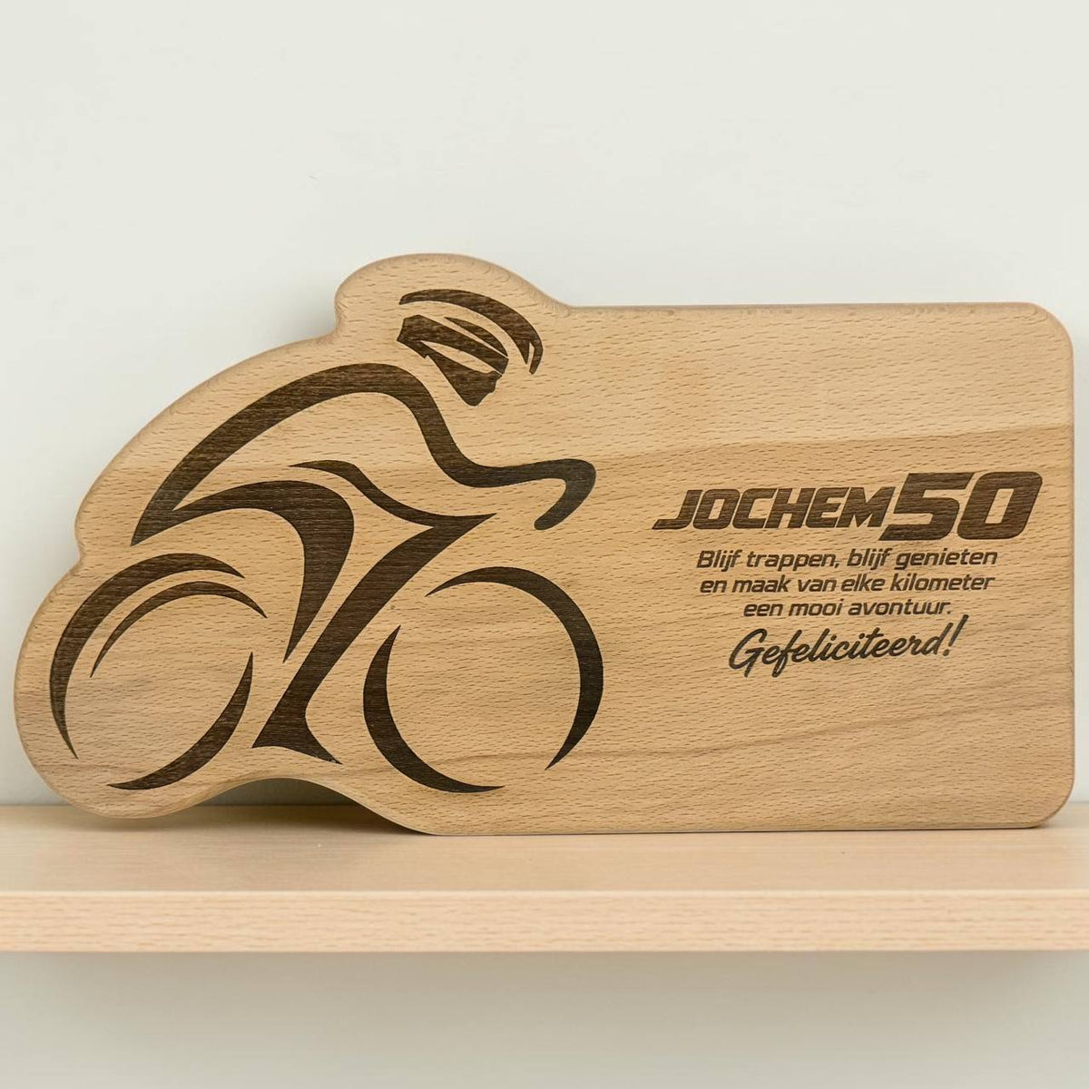 Wielrenner borrelplank van massief beukenhout met gepersonaliseerde tekst en wielrennergravure