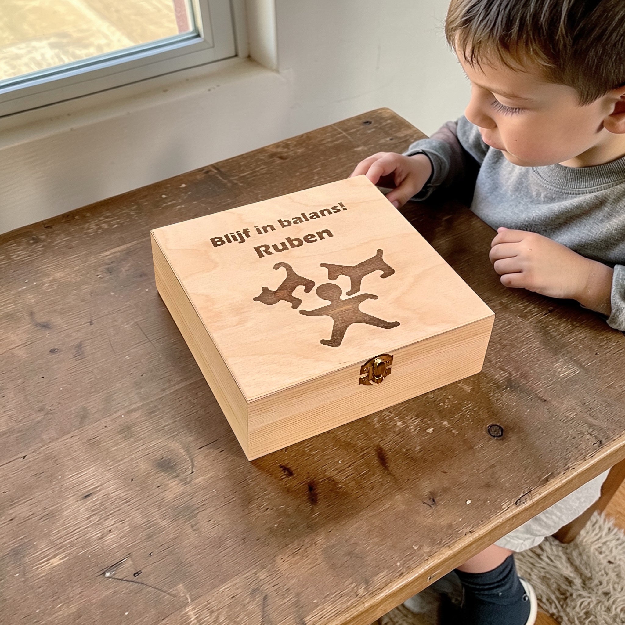 Uniek cadeau voor kinderen. Balansspel met poppetjes van beukenhout in personaliseerbaar kistje.