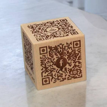 Houten kubus met QR-code