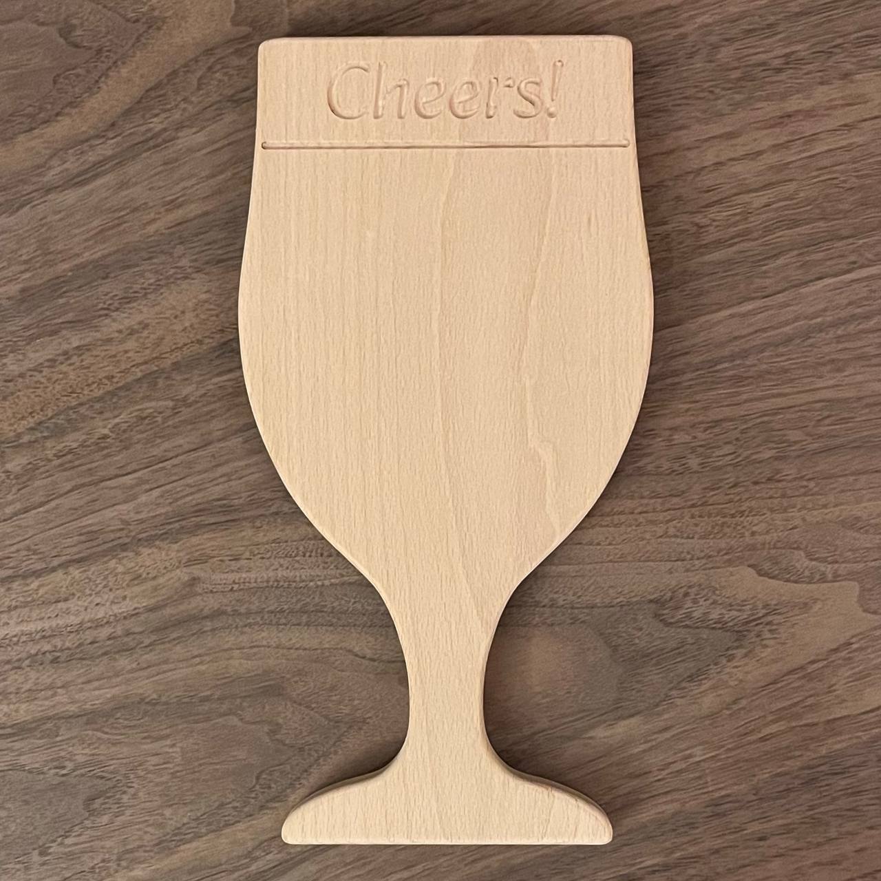 Gegraveerde tekst op beukenhouten borrelplank in bierglasvorm