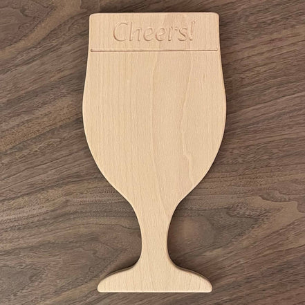 Gegraveerde tekst op beukenhouten borrelplank in bierglasvorm