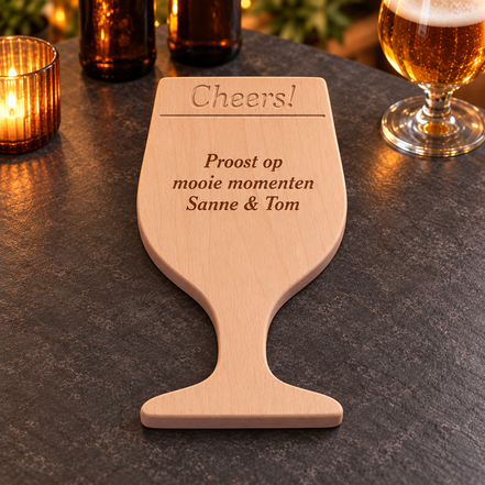 Beukenhouten borrelplank in de vorm van een speciaalbierglas van DecoSpace, met ingefreesd ‘Cheers!’ en de gravure ‘Proost op mooie momenten – Sanne & Tom’.