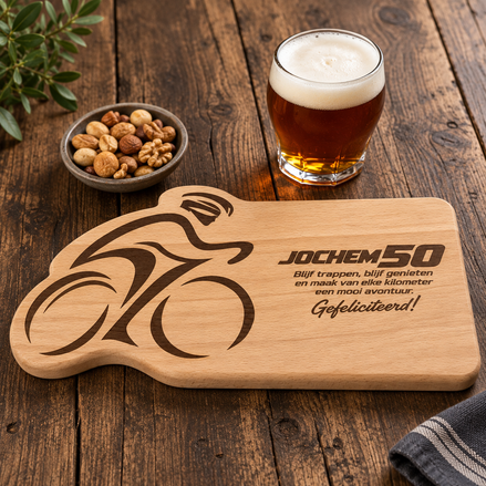 Gepersonaliseerde wielrenner borrelplank van massief beukenhout met gravure, bierglas en borrelnoten.