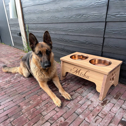 Decospace massief eikenhouten voerbak standaard met naam hond – inclusief 2 RVS voerbakken