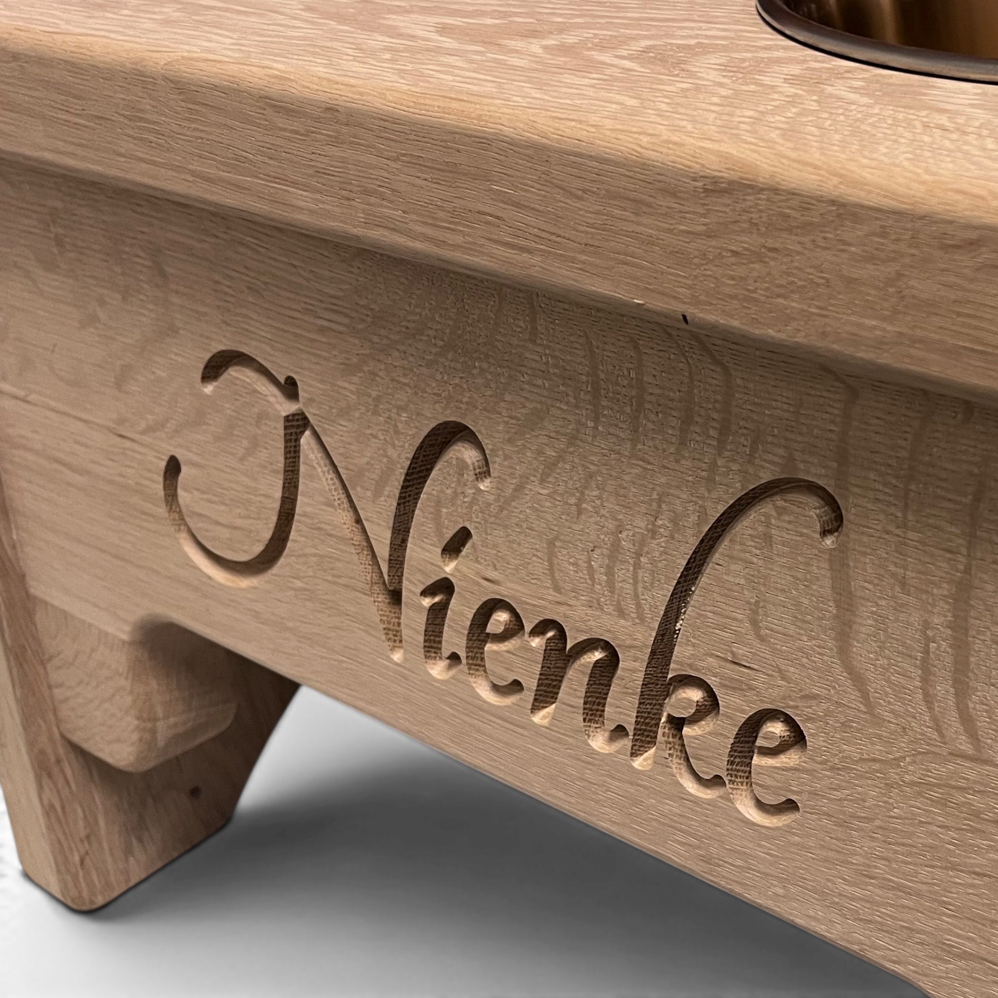 Decospace massief eikenhouten voerbak standaard met naam hond – inclusief 2 RVS voerbakken
