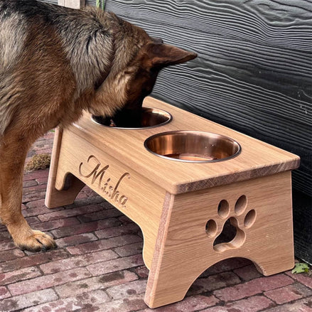 Decospace massief eikenhouten voerbak standaard met naam hond – inclusief 2 RVS voerbakken