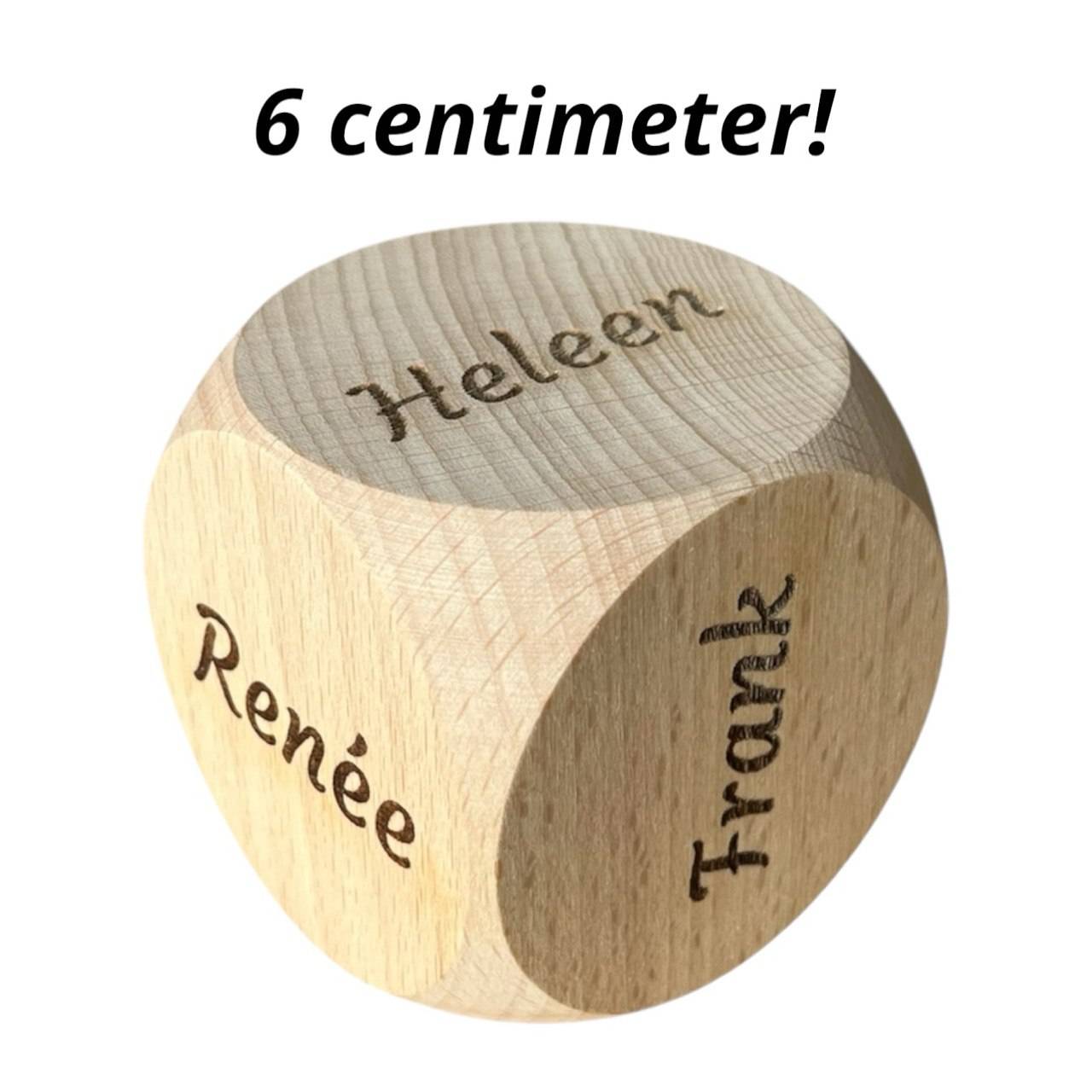 Grote massief beukenhouten dobbelsteen van 6 cm met gegraveerde zijden namen