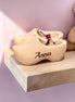 Kleine houten decoratieve klompjes met naam voor geboorte.