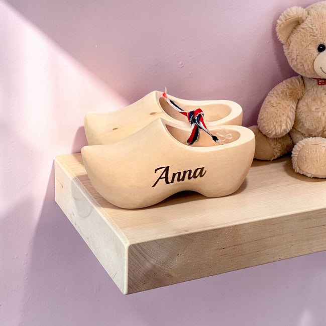 Kleine houten decoratieve klompjes met naam voor geboorte.