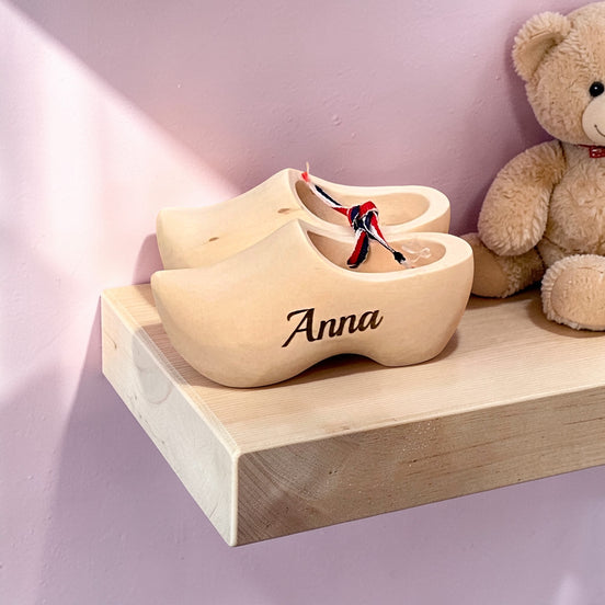 Kleine houten decoratieve klompjes met naam voor geboorte.