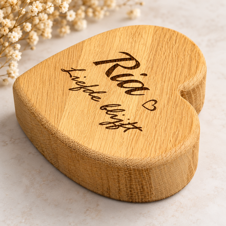 Gepersonaliseerd houten hart met gravure Ria en tekst Liefde blijft – Decospace