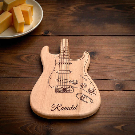 Beukenhouten borrelplank in gitaarvorm met eigen tekst personaliseerbaar