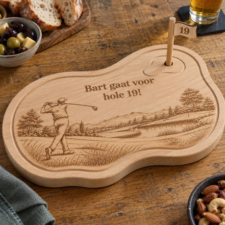 Gepersonaliseerde golf borrelplank van beukenhout met gegraveerde golfer, golflandschap, tekst 'Bart gaat voor hole 19!' en houten vlaggetje.