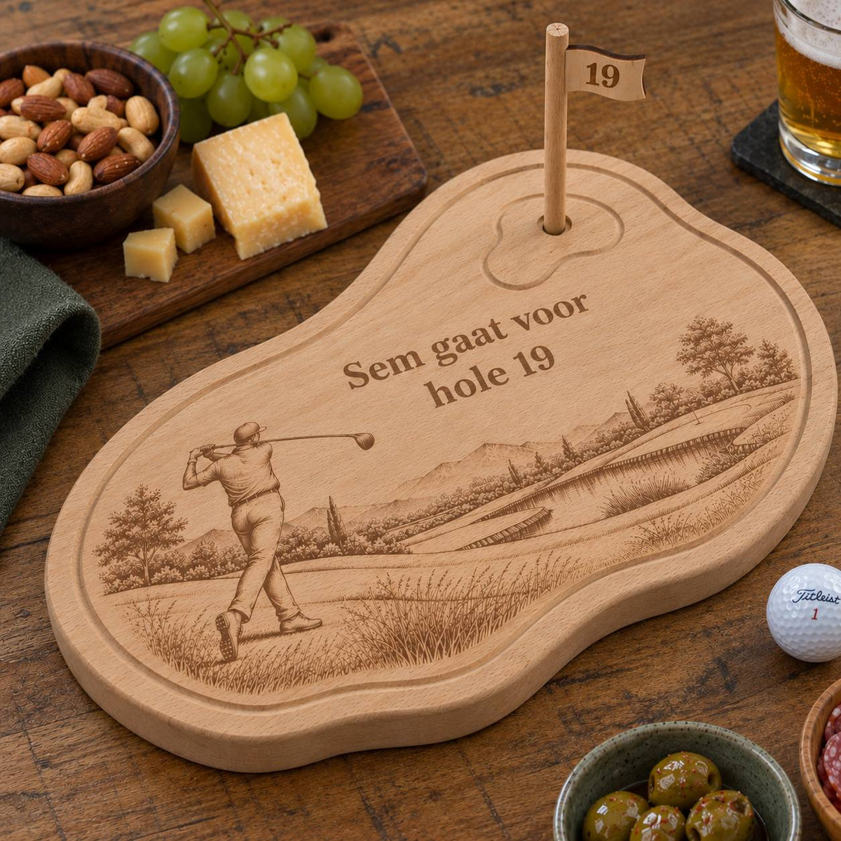Gepersonaliseerde golf borrelplank van beukenhout met de tekst 'Sem gaat voor hole 19', gegraveerde golfer, golflandschap en houten vlaggetje met nummer 19.