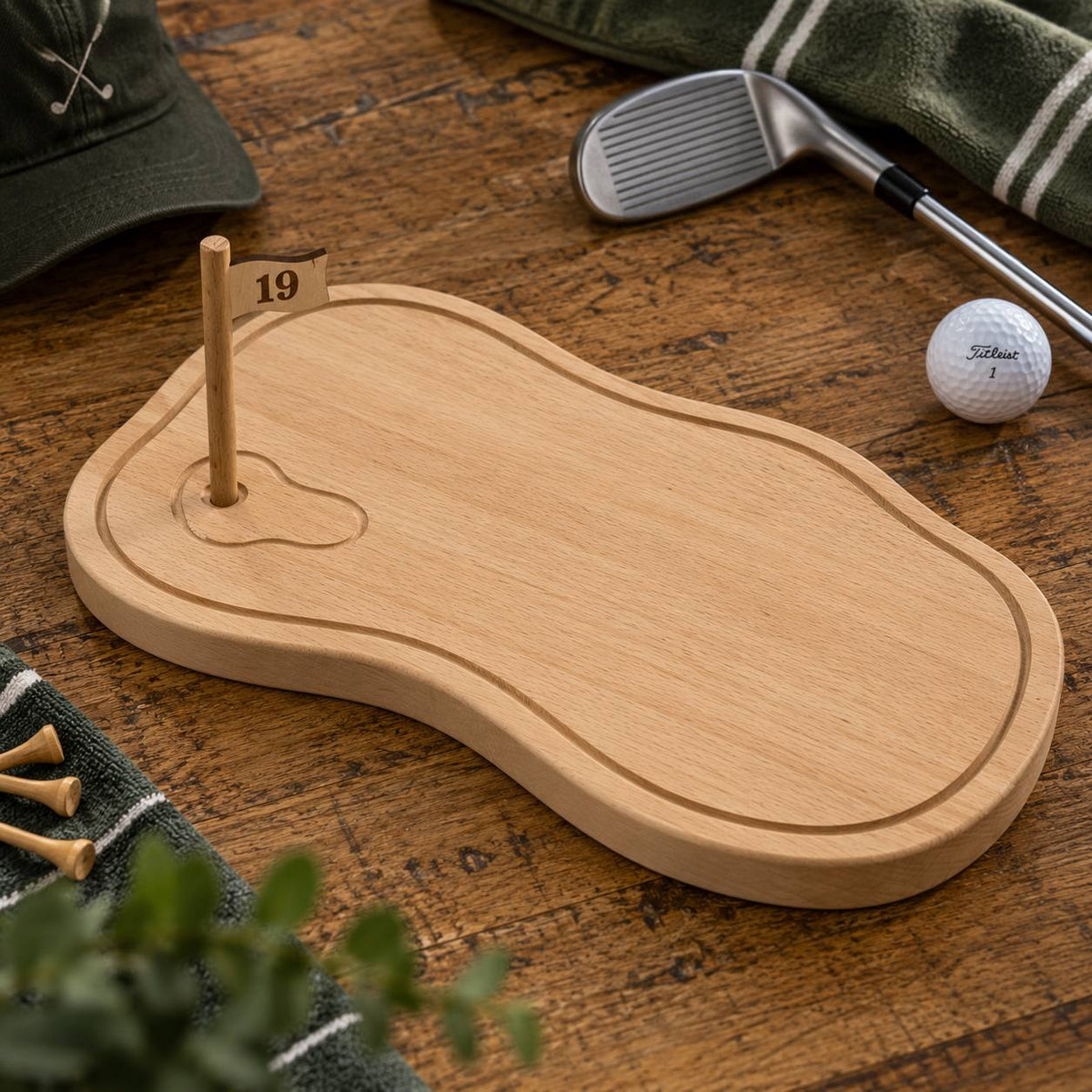 Houten golf borrelplank zonder personalisatie, met gefreesde sapgeul, kleine golfgreen en vlaggetje met nummer 19, naast een golfclub en golfbal.