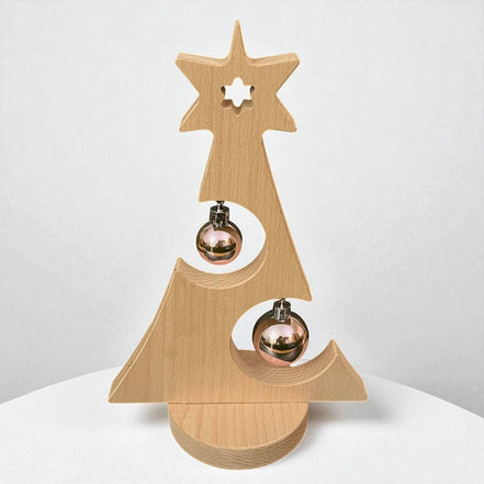 Houten kerstboom met kerstballen goud glanzend