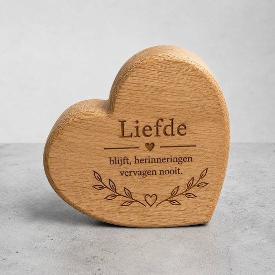 Massief eiken hartvorm met persoonlijke tekst