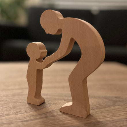 Detail van houten ouder en kind silhouet met afgeronde vormen