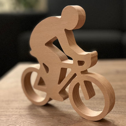 Zijaanzicht van houten wielrenner silhouet van massief hout