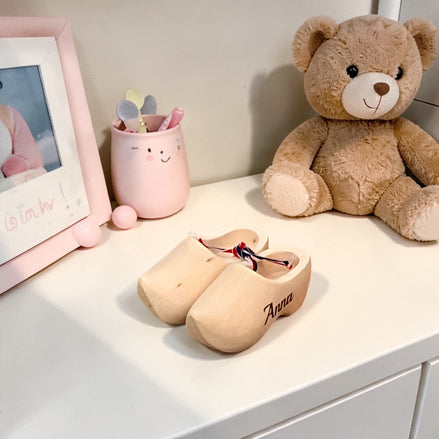 Houten klompjes 10 cm met naam. Uniek kraamcadeau.