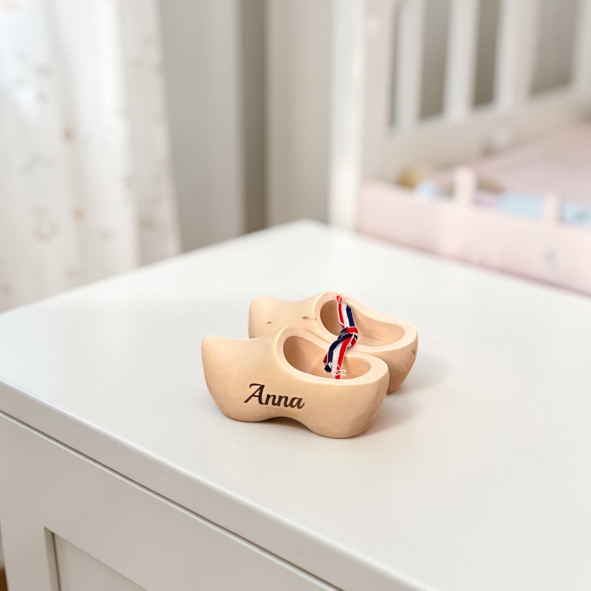 Kleine houten klompjes met eigen naam. Uniek als geboorte cadeau.