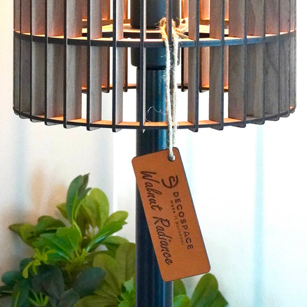 Staande lamp met walnootfineer kap – Handgemaakt design met warm LED licht