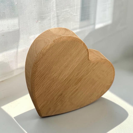 Massief eiken hart van 15 cm en 40 mm dik, gepersonaliseerd met lasergravure, handgemaakt door Decospace.