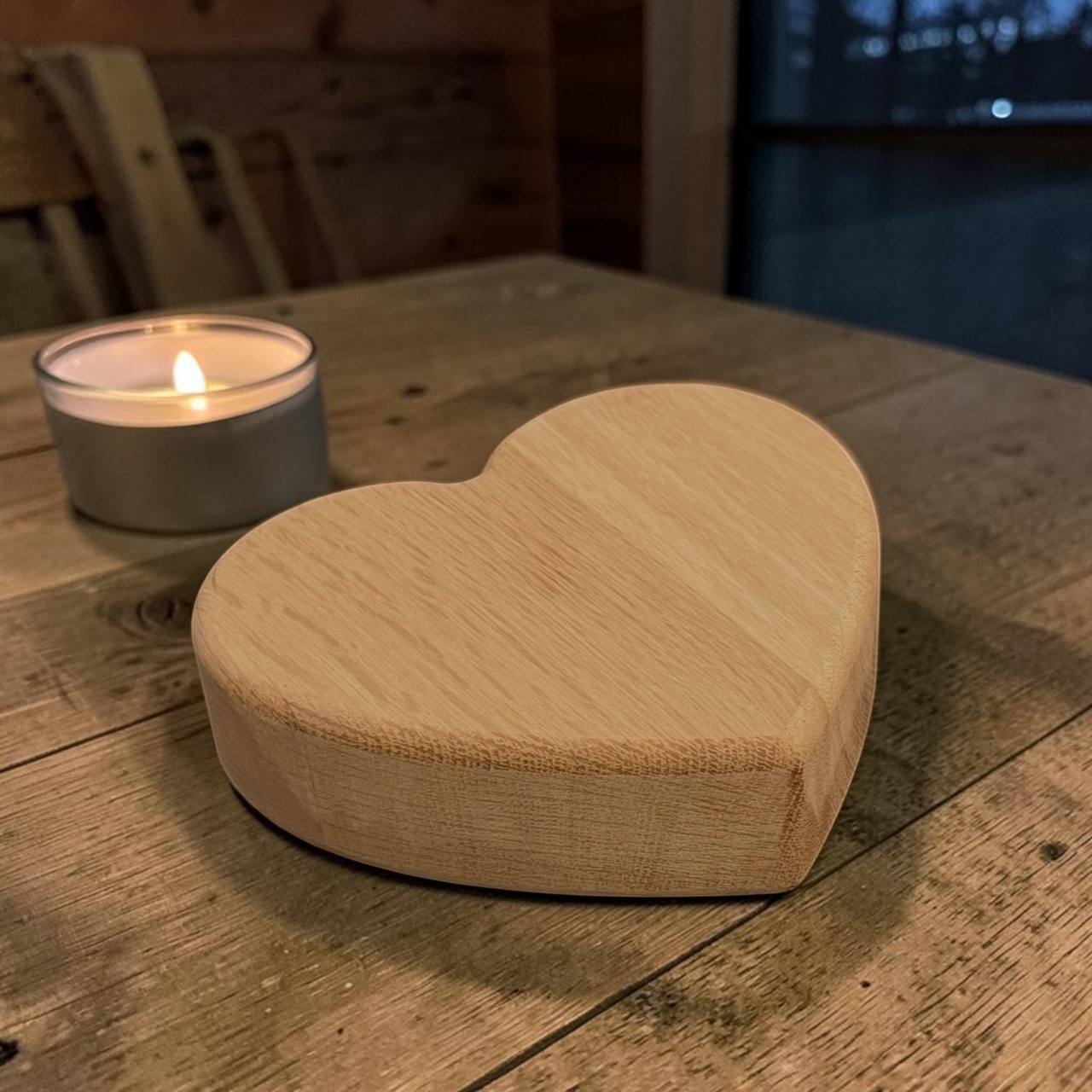 Massief eiken hart van 15 cm en 40 mm dik, schuin geplaatst zodat de robuuste dikte goed zichtbaar is. Handgemaakt door Decospace.