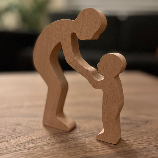 Massief houten ouder kind silhouet dat zelfstandig kan staan