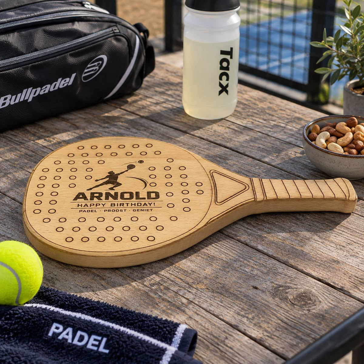 Gepersonaliseerde padel borrelplank van beukenhout met padelbal, sportbidon en padelaccessoires