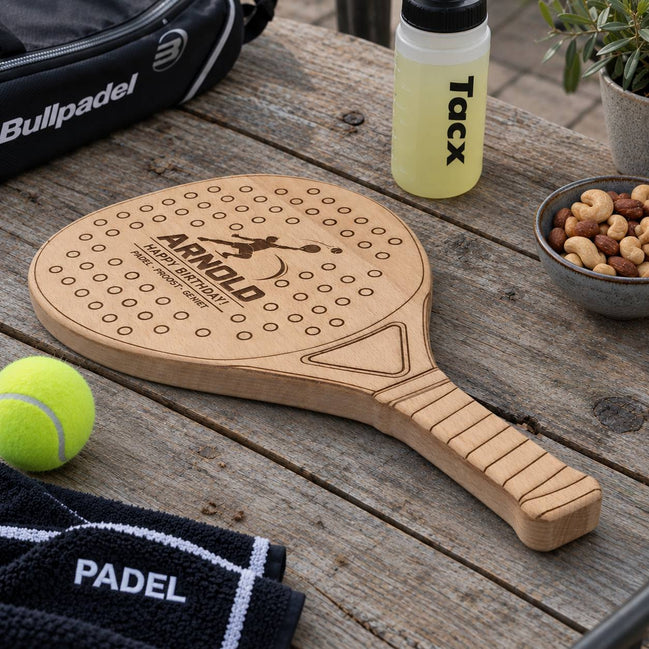 Gepersonaliseerde padel borrelplank van massief beukenhout met lasergravure – Decospace