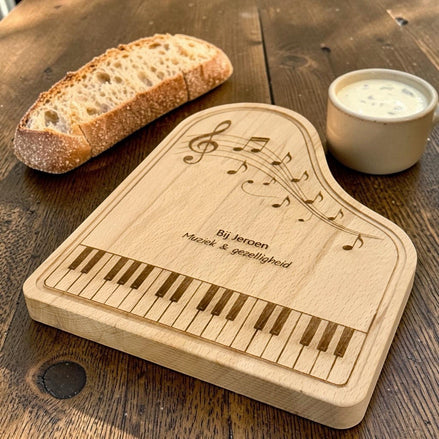 Pianovleugel borrelplank van beukenhout – personaliseerbaar