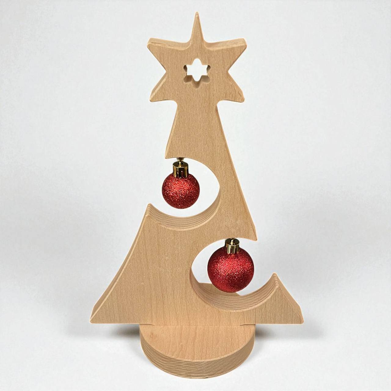 Houten kerstboom met kerstballen rood glitter