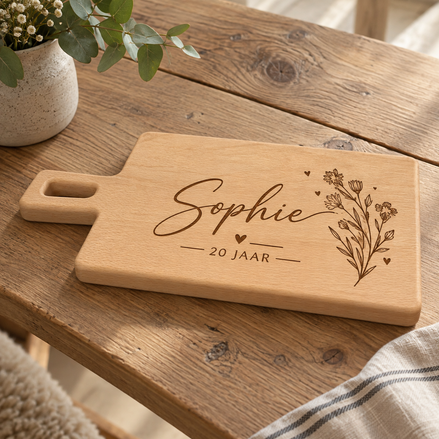 Gepersonaliseerde beukenhouten borrelplank met naam en leeftijd als cadeau voor verjaardag – Decospace