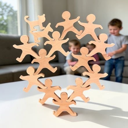 Montessori stapelspel met houten poppetjes en dieren in balansconstructie