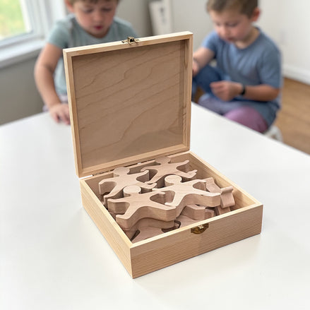 Houten balansspel in personaliseerbaar kistje.