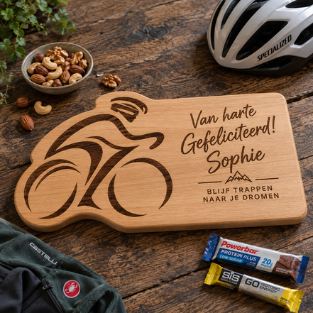Gepersonaliseerde wielrenner borrelplank van beukenhout met naam Sophie, fietshelm en sportrepen