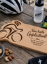 Gepersonaliseerde wielrenner borrelplank van beukenhout met lasergravure – cadeau voor fietsliefhebber