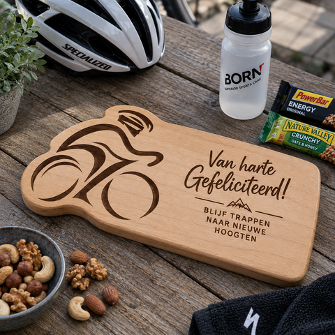 Gepersonaliseerde wielrenner borrelplank van beukenhout met lasergravure – cadeau voor fietsliefhebber