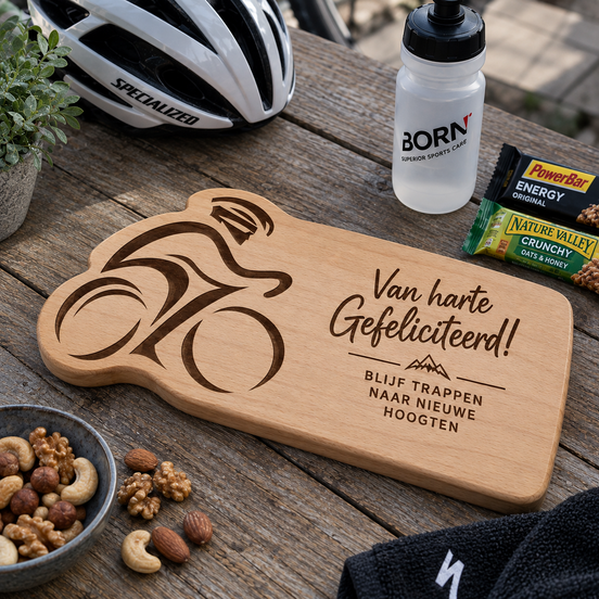 Gepersonaliseerde wielrenner borrelplank van beukenhout met lasergravure – cadeau voor fietsliefhebber