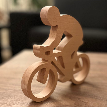 Detail van houten wielrenner silhouet met strakke lijnen