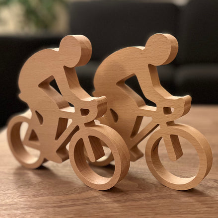 Massief houten wielrenner silhouet in minimalistische stijl