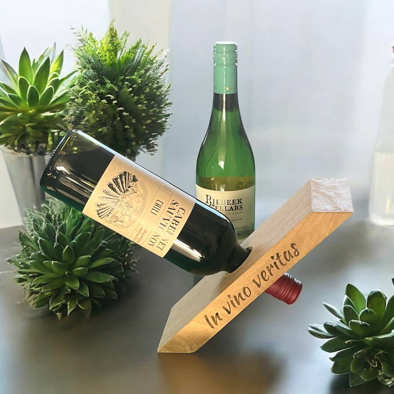 Gegraveerde zijkant van eikenhouten wijnfleshouder